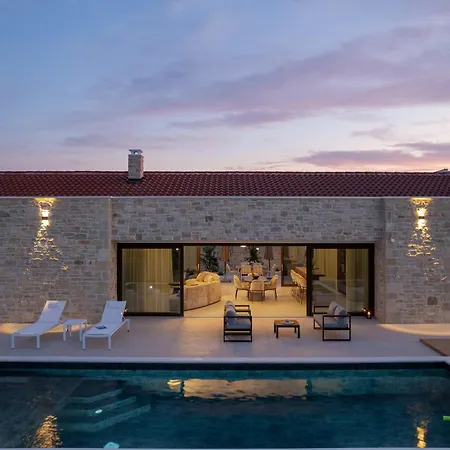 Feriehus My Dalmatia - Kastel Mrkic Ii With Private Swimming Pool, Sauna, Jacuzzi And Sport Playground Sveti Filip i Jakov
