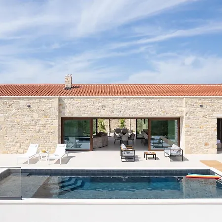 My Dalmatia - Kastel Mrkic Ii With Private Swimming Pool, Sauna, Jacuzzi And Sport Playground Feriehus *