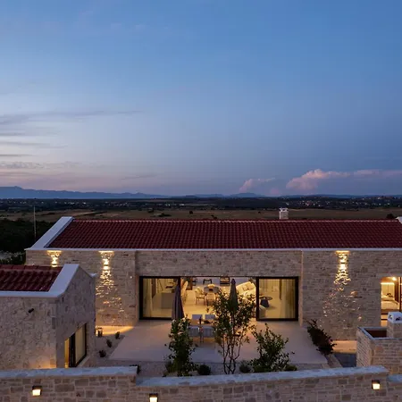My Dalmatia - Kastel Mrkic Ii With Private Swimming Pool, Sauna, Jacuzzi And Sport Playground Sveti Filip i Jakov