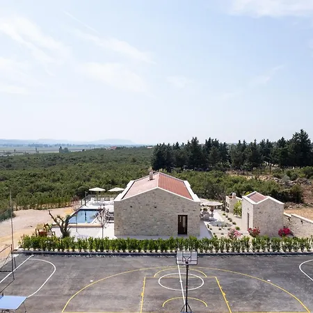 My Dalmatia - Kastel Mrkic Ii With Private Swimming Pool, Sauna, Jacuzzi And Sport Playground Feriehus *